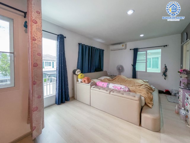 *****บ้านแฝดมือสอง โครงการ วิลลาจจิโอ ปิ่นเกล้า-ศาลายา เนื้อที่กว้าง 35 ตร.ว. ฟังก์ชัน 3 ห้องนอน 2 ห้องน้ำ ที่จอดรถ 2 คัน บ้านสภาพสวย ตกแต่งสไตล์โมเดิร์น โครงการตั้งบนทำเลเดินทางสะดวก ใกล้รถไฟฟ้าสายสีแดง "สถานีศาลายา" และทางด่วน "ศรีรัช(วงแหวนรอบนอก)"